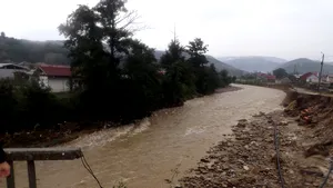 Cod galben şi cod portocaliu de inundaţii pentru mai multe bazine hidrografice din ţară