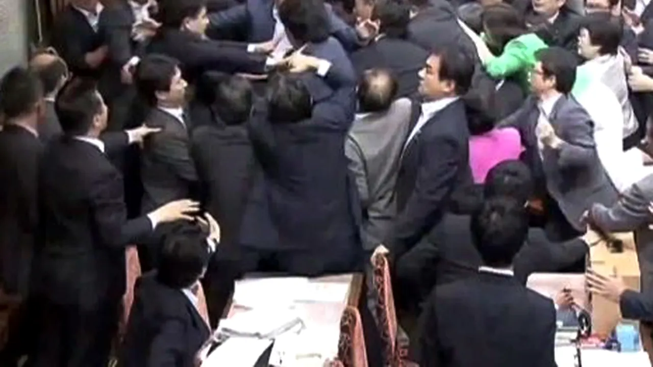 VIOLENŢE în Parlamentul Japoniei, în contextul unui vot controversat privind rolul armatei - VIDEO