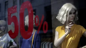 Micii comercianţi cer o oră în plus pentru magazine. ”Va face diferenţa dintre faliment şi supravieţuire”