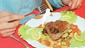 Colonelul Ungureanu şi-a pus subordonaţii să-i servească gratuit masa pe motivul că 