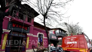 Constanţa: Rudele tinerelor decedate îi acuză pe pompieri şi pe patron că nu şi-au făcut datoria. Cele trei fete au murit intoxicate cu fum