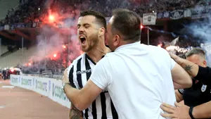 Răzvan Lucescu, erou în Grecia. PAOK Salonic învinge AEK Atena în finala Cupei, după un meci încins. Incidente în tribună pe durata jocului