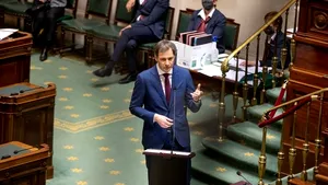 Premierul Belgiei condamnă violenţele soldate cu zeci de răniţi / Un expert vrea relaxarea măsurilor