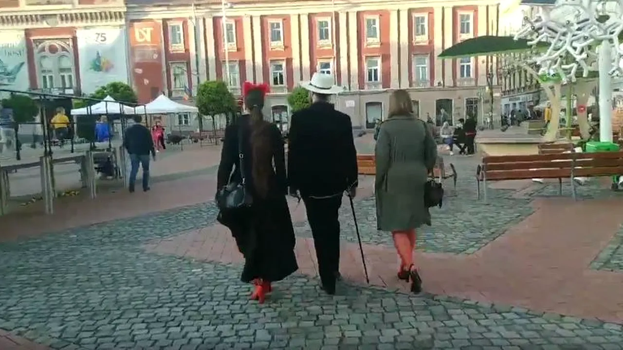 Un bărbat, filmat în timp ce se plimbă cu două femei în lesă, în centrul Timişoarei/ VIDEO