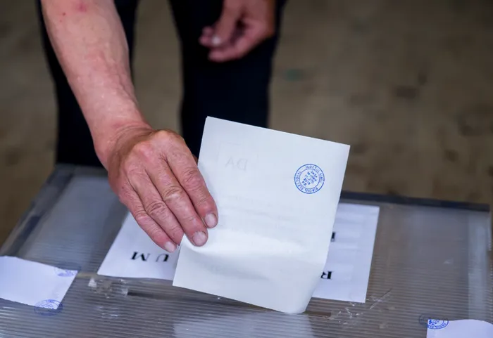 SONDAJ Barometru Avangarde. Aproape jumătate dintre români cred că ar trebui organizate alegeri anticipate. UE, în fața SUA privind securitatea României