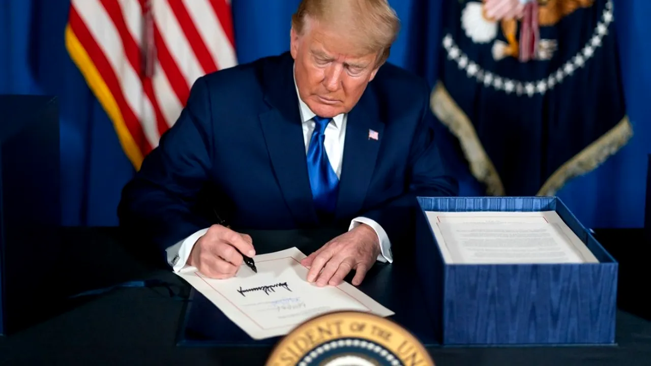 Preşedintele Trump a semnat un ordin executiv care interzice tranzacţiile cu opt aplicaţii chineze
