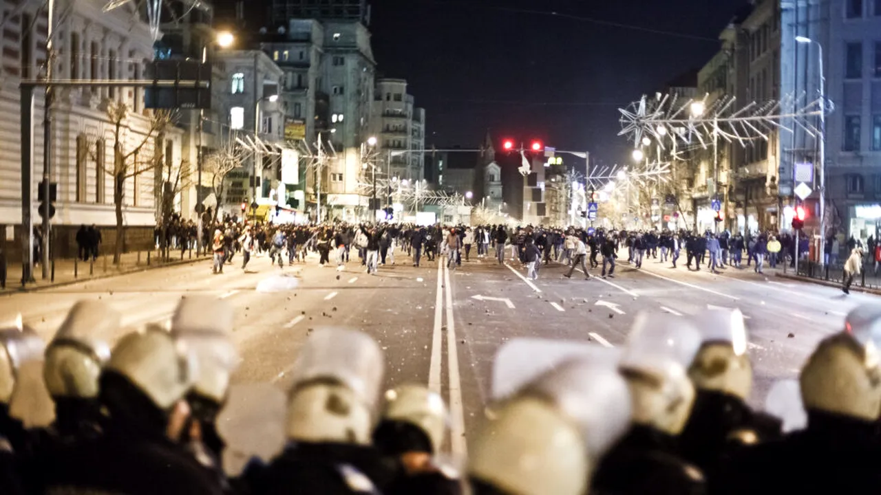 MEDIAFAX 35. 2012 - Proteste ample în Piața Universității. Guvernul Boc demisionează. Băsescu, supus unui nou referendum de demitere
