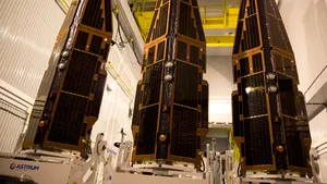 ESA lansează trei sateliţi în spaţiu pentru a studia câmpul magnetic terestru