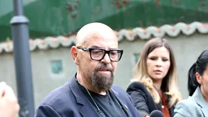 Cristian Popescu Piedone, primul politician care vine cu o coroană de flori la casa lui Ion Iliescu