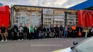 Arad: 23 de migranți din Irak, India și Pakistan au încercat să iasă ilegal din țară ascunși într-un TIR
