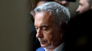 Breaking News Călin Georgescu și Ionel Rusen, arestați preventiv pentru 30 de zile. Fostul candidat, încătușat, a fost adus la Arestul Central. „Căline, Căline, poporul e cu tine”, scandează zeci de susținători