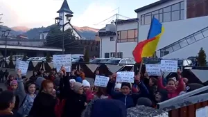 Sute de părinţi şi elevi protestează din nou faţă de profesorul bătăuş. Zeci de jandarmi şi poliţişti intervin. VIDEO
