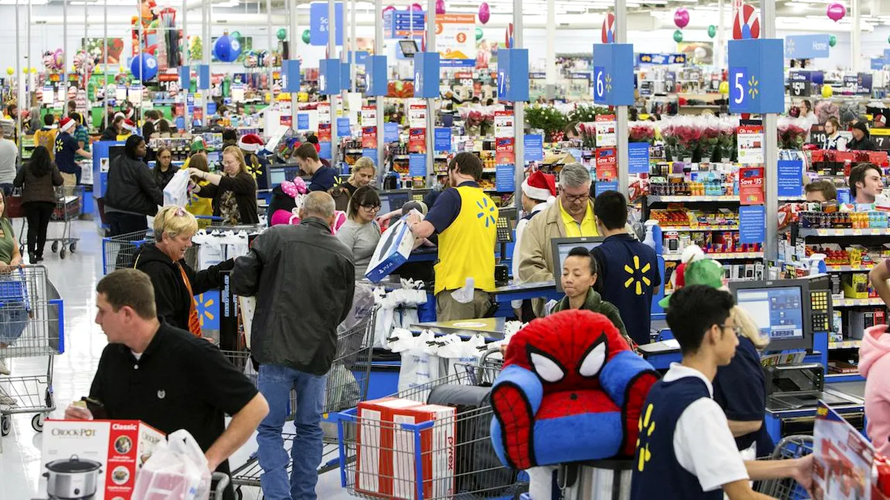 Efect de bumerang. Giganţii retailului american îi cer lui Donald Trump să revizuiască tarifele cu China: Familiile care cumpără din magazinele noastre plătesc preţuri mai mari