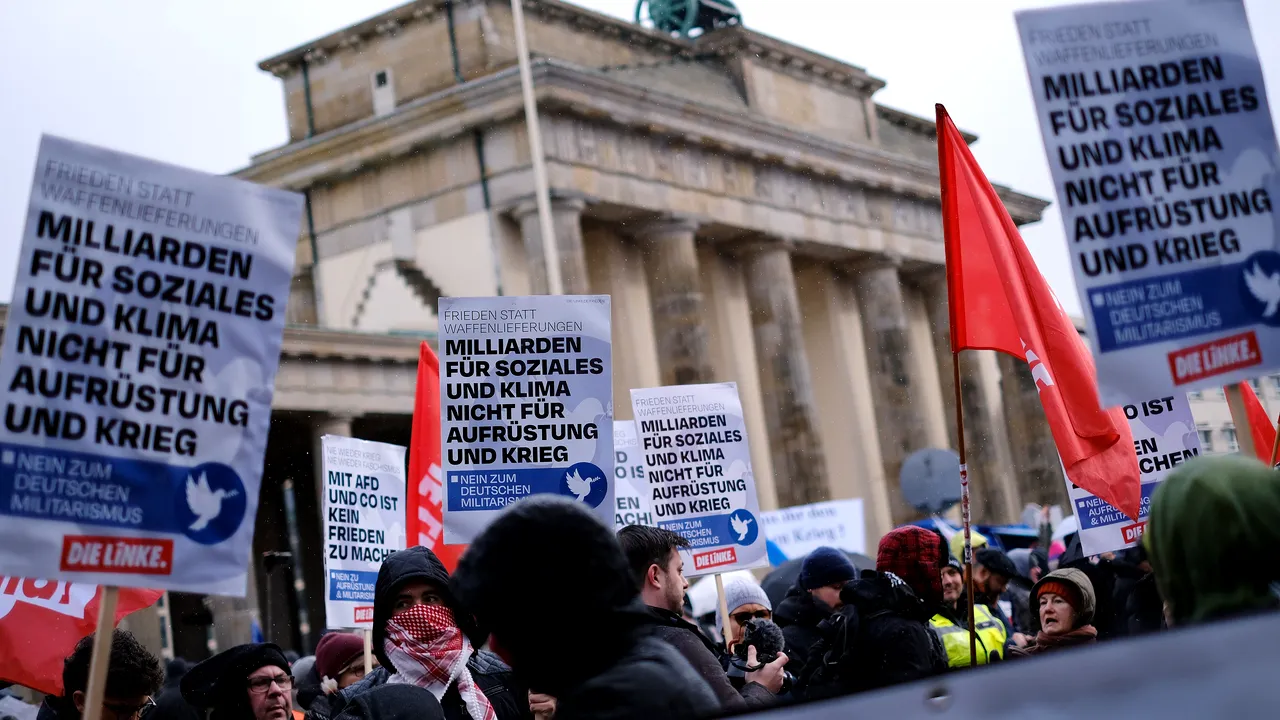 Mii de oameni au protestat în Berlin. Demonstranţii nu sunt de acord cu înarmarea Ucrainei împotriva Rusiei