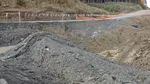 Alunecări de teren pe șantierul autostrăzii Sibiu–Pitești, în județul Vâlcea. Localnicii din Perișani spun că lucrările au destabilizat terenul