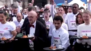 Parizienii au reînviat „cursa ospătarului”: 2 km cu cafea, apă şi cornuri pe tavă

