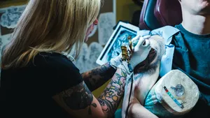 Un efect neașteptat al tatuajelor ridică îngrijorări privind sănătatea ochilor