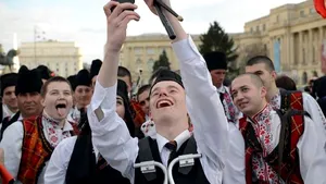 Femeile îşi fac de 1,3 ori mai multe selfie-uri decât bărbaţii