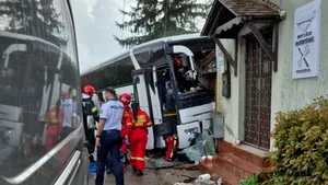 Șoferul unui autocar, încarcerat după ce a produs un grav accident