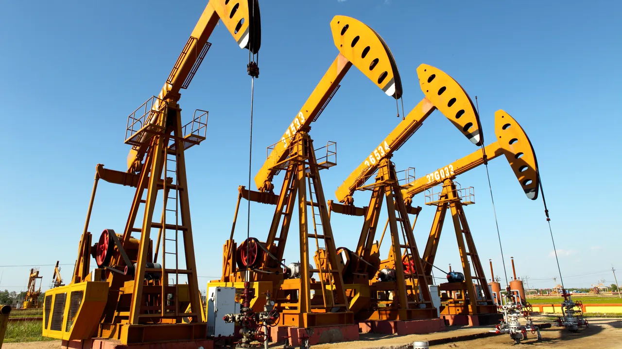 Preţul petrolului urcă în zona maximelor din ultimele 3 săptămâni, pe fondul războiului