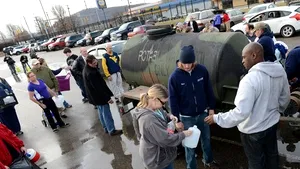 Sute de mii de oameni, afectaţi de lipsa apei potabile în statul american West Virginia. 19.000 de litri de substanţe periculoase, scurşi în râu