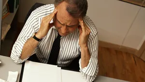 Aproape jumătate dintre români acuză dureri de cap cel puţin o dată pe lună