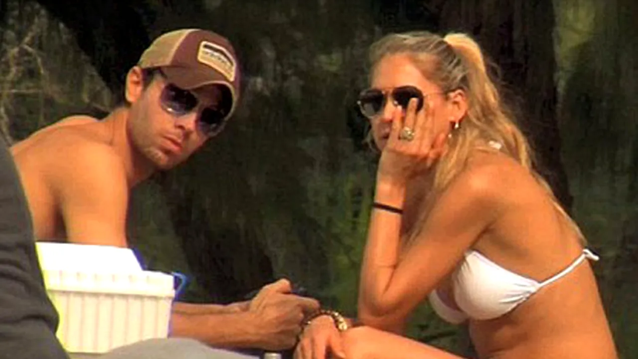 Cum ţi se pare Anna Kournikova în costum de baie alb? - FOTO