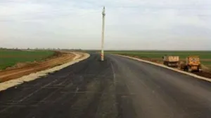 Un stâlp a rămas în mijlocul centurii de sud a Craiovei. CNADNR: Traficul e închis, încă sunt lucrări - FOTO