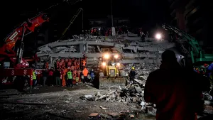 Tânără salvată de sub dărâmături după nouă ore şi jumătate
