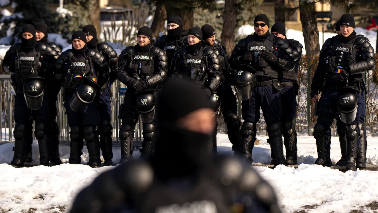 Jandarmeria: Bărbat cu o armă de foc neletală la protestul din faţa Parchetului General