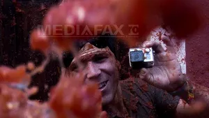 Tomatina 2014: Mii de petrecăreţi, implicaţi într-o bătaie uriaşă cu roşii - FOTO