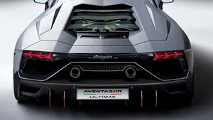 Lamborghini şi Lotus au anunţat lansarea ultimelor maşini pe benzină