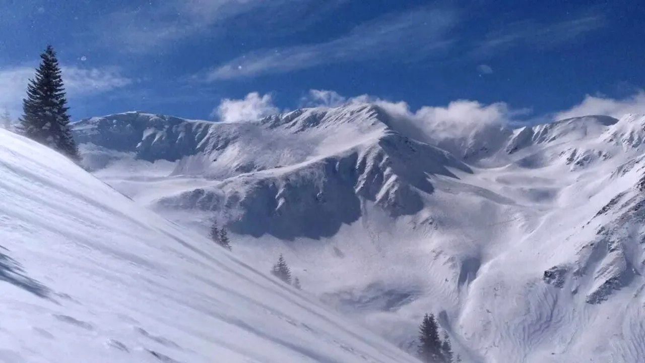 Risc moderat de avalanșe în Carpații Meridionali, stratul de zăpadă a crescut cu 15 cm