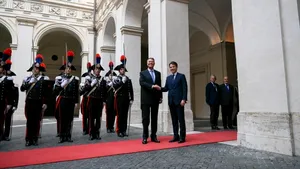 Gafă de protocol a preşedintelui Klaus Iohannis, la întâlnirea cu premierul italian Giuseppe Conte, în timp ce garda prezenta onorul