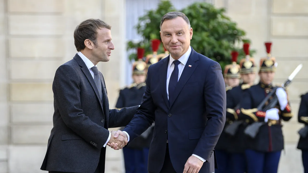 Un fals „Macron” l-a sunat pe Duda în noaptea în care o rachetă a ajuns în Polonia. Gluma, virală