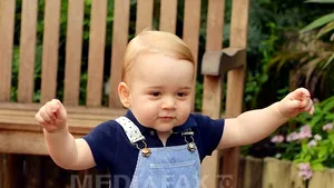Prinţul George al Marii Britanii a învăţat să meargă singur şi va împlini marţi vârsta de un an - FOTO