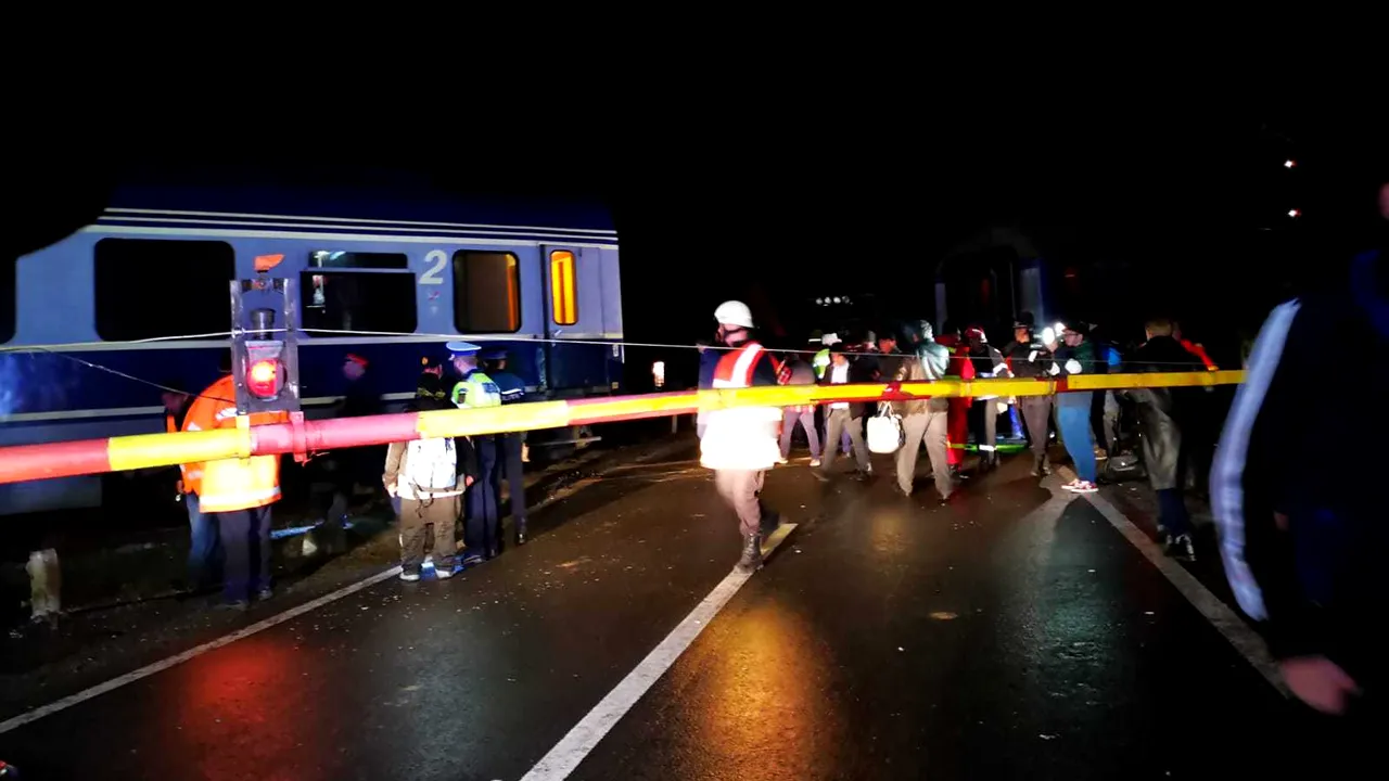 Trenul Sighetu Marmaţiei - Bucureşti a DERAIAT după ce locomotiva şi primul vagon au sărit de pe şine | FOTO, VIDEO