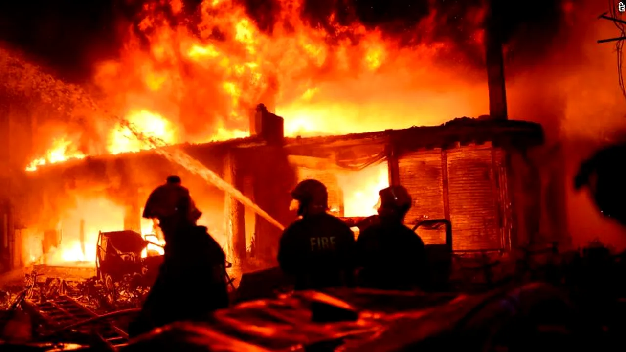 Zona istorică din Dhaka, Bangladesh, distrusă de un incendiu catastrofal. Cel puţin 70 de morţi | FOTO, VIDEO