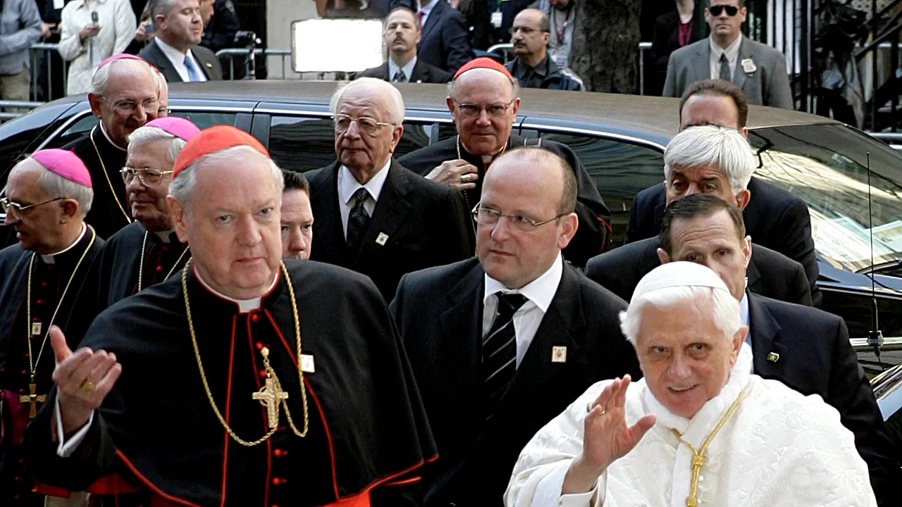Benedict al XVI-lea îşi cere iertare pentru abuzurile comise de preoţi în sânul bisericii catolice. Victimele nu sunt mulţumite
