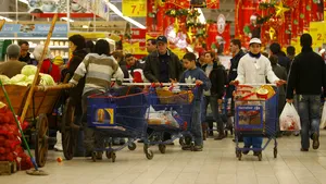 Românii, mexicanii şi bulgarii alocă sărbătorilor de iarnă cea mai mare parte din salarii 