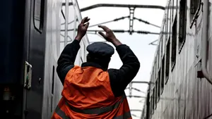 Aproximativ 7000 de angajaţi ai CFR Marfă au primit decizia privind şomajul tehnic