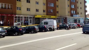 Jaf armat în Bistriţa, un bărbat a intrat într-o bancă şi a furat bani / Primele indicii: Autorul jafului are în jur de 30 de ani şi a furat aproximativ 19.000 de lei - FOTO/VIDEO