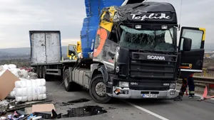 Un autocamion încărcat cu bumbac s-a răsturnat pe şoseaua de centură a municipiului Alba Iulia. FOTO, VIDEO