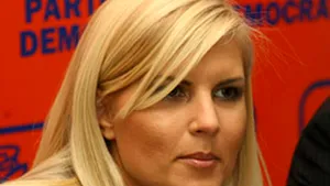 Elena Udrea a tricotat într-o emisiune TV transmisă în direct