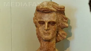 Eminescu „a fost un om viu, pipăibil cu mâna”