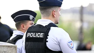 Politicienii francezi denunță atacul asupra unei moschei. Suspectul este încă în libertate
