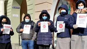 FOTO Un nou protest HoReCa: La ora 12.00 patronii şi angajaţii au ieşit faţa localurilor. Peste 400.000 de angajaţi din industrie sunt afectaţi de indiferenţa autorităţilor, conform cifrelor HORA