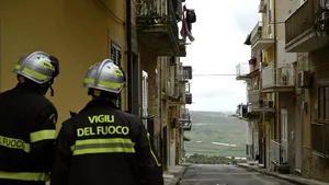 Pompierii din Sicilia au salvat 400 de cărți rare dintr-o bibliotecă după o alunecare de teren