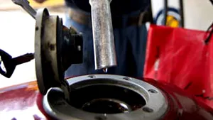 Lukoil va reduce, marţi, preţurile carburanţilor cu până la opt bani pe litru