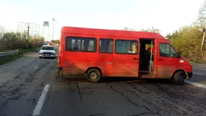 FOTO Dosar penal pentru şoferul unui microbuz care a blocat urcarea pe podul rutier de la Agigea, nemulţumit că a fost amendat